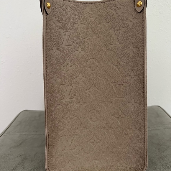 Louis Vuitton Onthego MM | Turtledove - Picture 5 of 11